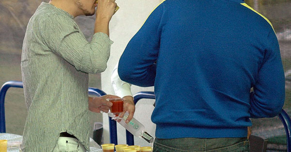 Вірчис і музикант Фагот (Олег Михайлюта) розважали себе приготуванням "Кривавої Мері"