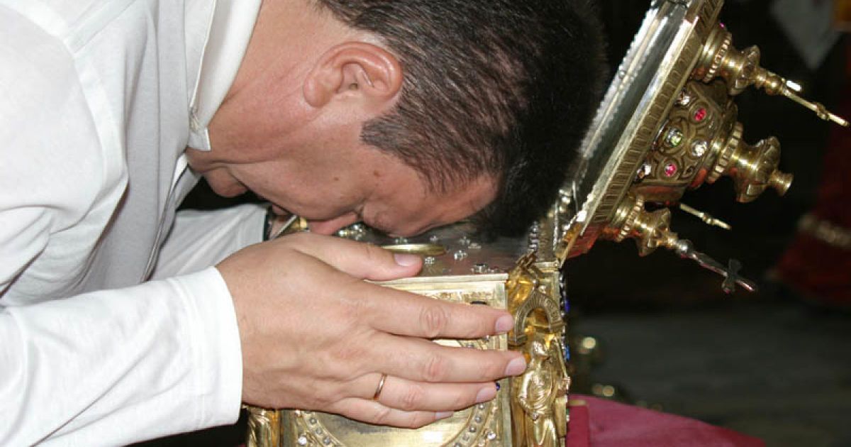 Віктор Янукович здійснив паломництво до Ватопедської обителі, де приклався до ікони Божої Матері "Всецариця", яка, за переказами, виганяє з людей бісів і зціляє від ракових захворювань.