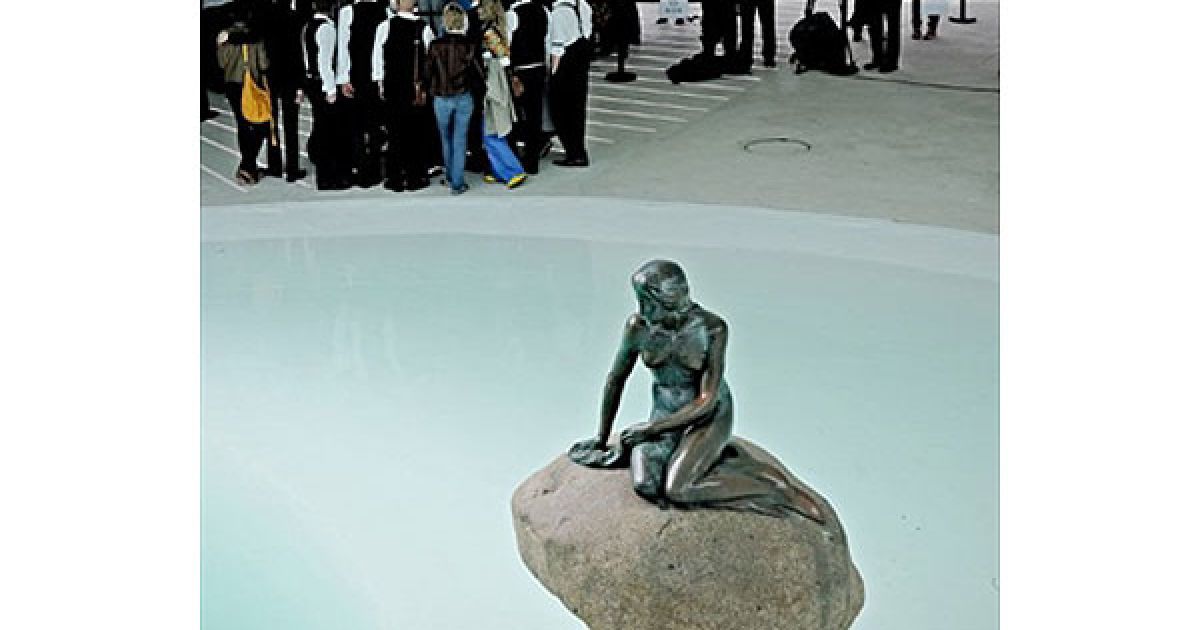 Данія спеціально привезла до свого павільйону на "Expo 2010" символ країни - скульптуру Русалки. / © AFP