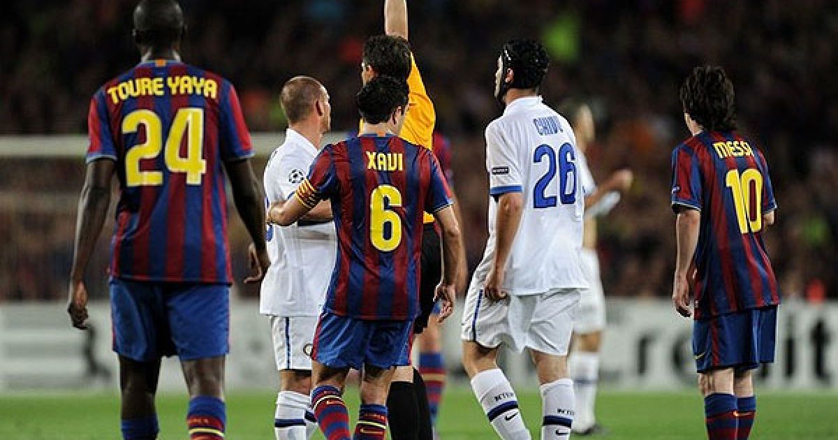 А на 28-й хвилині "Інтер" несподівано залишився у меншості. Бразильський опорний хавбек Тьягу Мотта отримав дві поспіль жовті картки і після "удару" в обличчя Серхіо Бускетса був вилучений з поля. / © AFP