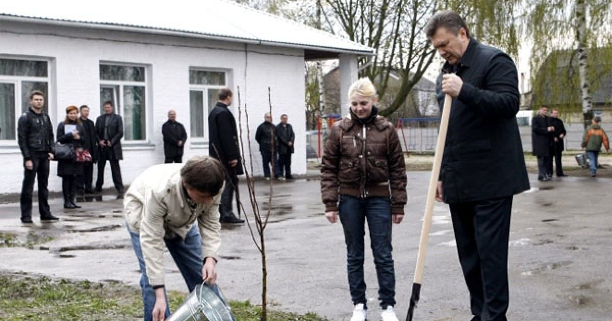 Президент подарував вихованцям дитячого будинку телевізор, а також комплекти спортивного одягу та взуття. / © President.gov.ua