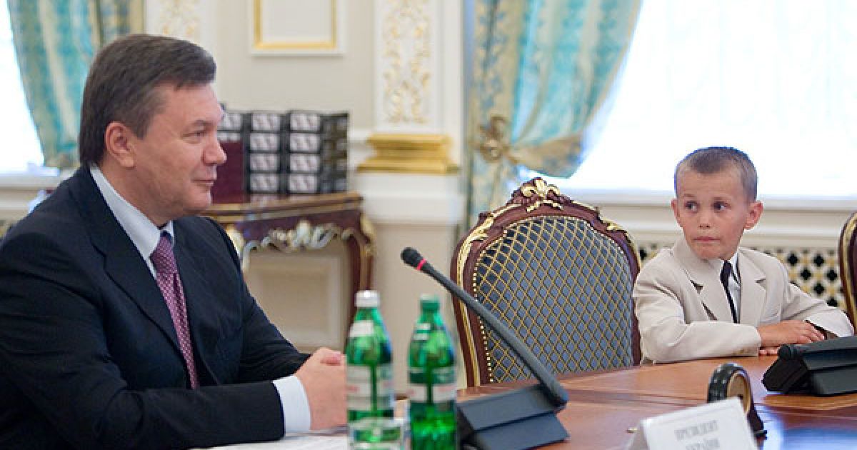 "Але дуже важливо &ndash; і я до вас звертаюся вже як до людей, які зробили дорослі кроки у своєму житті &ndash; аби державна політика сприяла отриманню вами можливостей йти тим шляхом, про який ви мрієте". / © President.gov.ua