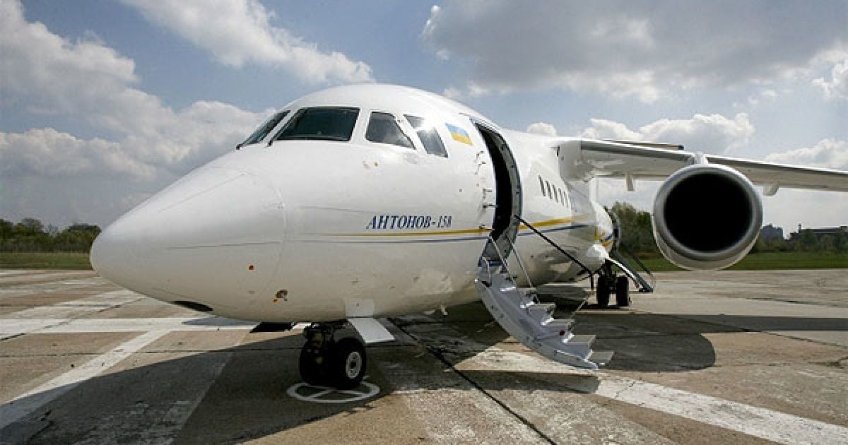 Віктор Янукович нагадав, що у розробці нового літака АН-158 брали участь 37 підприємств України, близько 130 – Росії і майже 30 – інших держав. / © President.gov.ua
