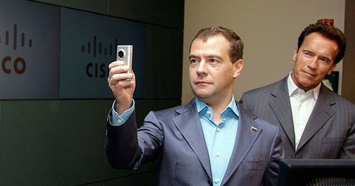 Дмитро Мєдвєдєв робить фотографію на телефон... / © AFP