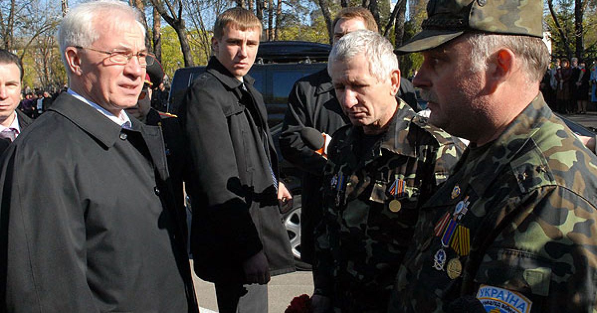 Після проходження почесної варти Микола Азаров підійшов до ветеранів-ліквідаторів аварії на ЧАЕС, які представляють воїнів 731-го спецбатальйону. / © kmu.gov.ua