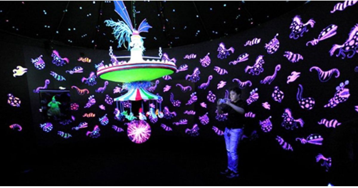 У Мельбурні відкрилася персональна виставка Тіма Бертона. На виставці представлені ескізи, малюнки, фотографії, розкадровки, ляльки та костюми, які Тім зробив протягом своєї 28-річной кар&rsquo;єри. Виставку зібрано як з власної колекції Тіма Бертона, так і з експонатів з приватних колекцій. / © AFP