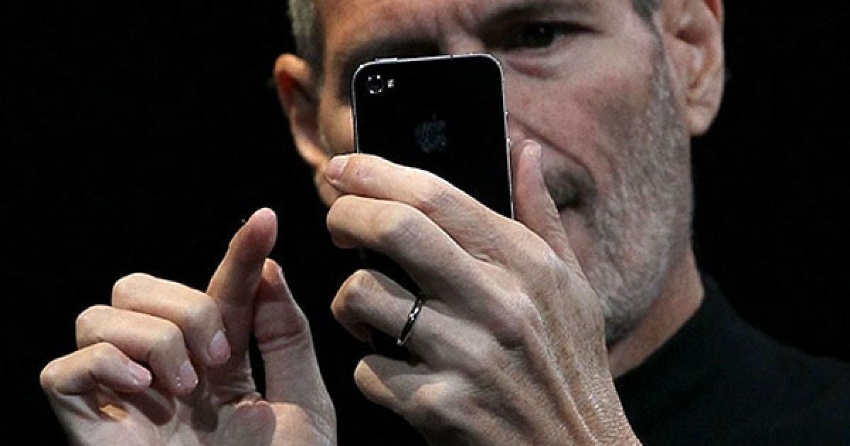 Окантовка iPhone 4 складається з трьох елементів, виконаних з нержавіючої сталі. / © AFP