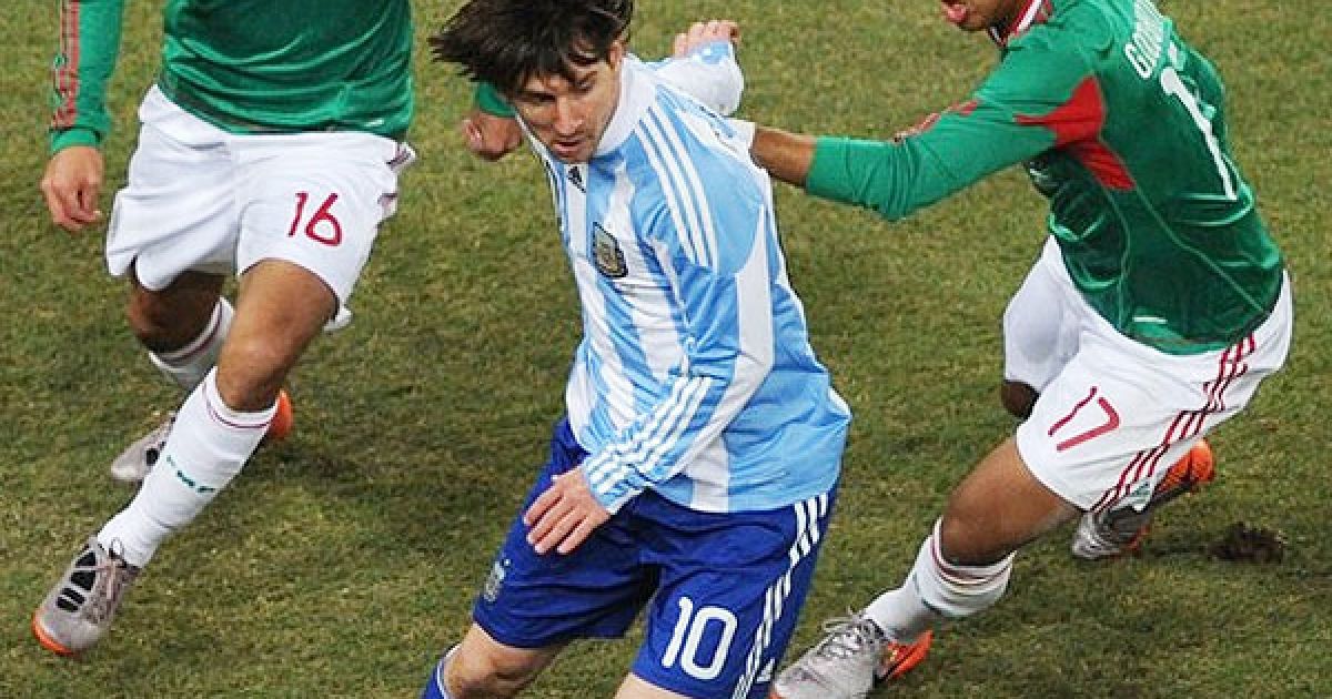 Жуарес і дос Сантос женуться за Мессі / © AFP