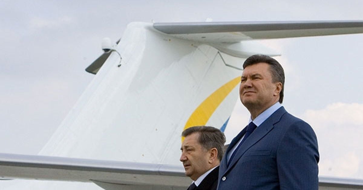 Присутні на церемонії спостерігали за зльотом обох літаків. / © President.gov.ua