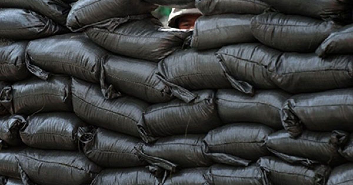 Силовій операції передувало оголошення по гучномовцях, в якому опозиціонерів закликали негайно покинути район і попереджали про швидкий початок операції. / © AFP