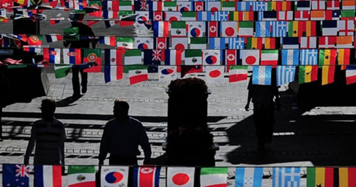 Туристи гуляють на алеї вболівальників в Найзні. Такі алеї були збудовані до ЧС у найбільших містах ПАР. / © AFP