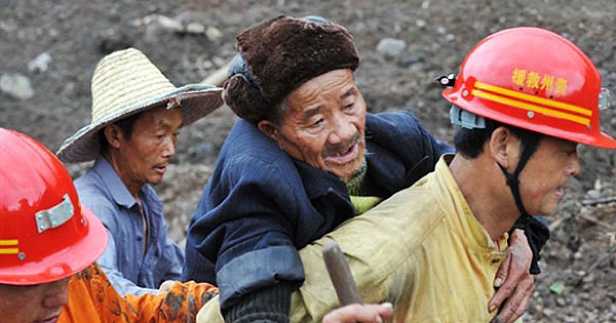 Декілька зсувів, викликаних безперервними дощами, зійшли на два сільські населені пункти в повіті Гуаньлін. / © AFP