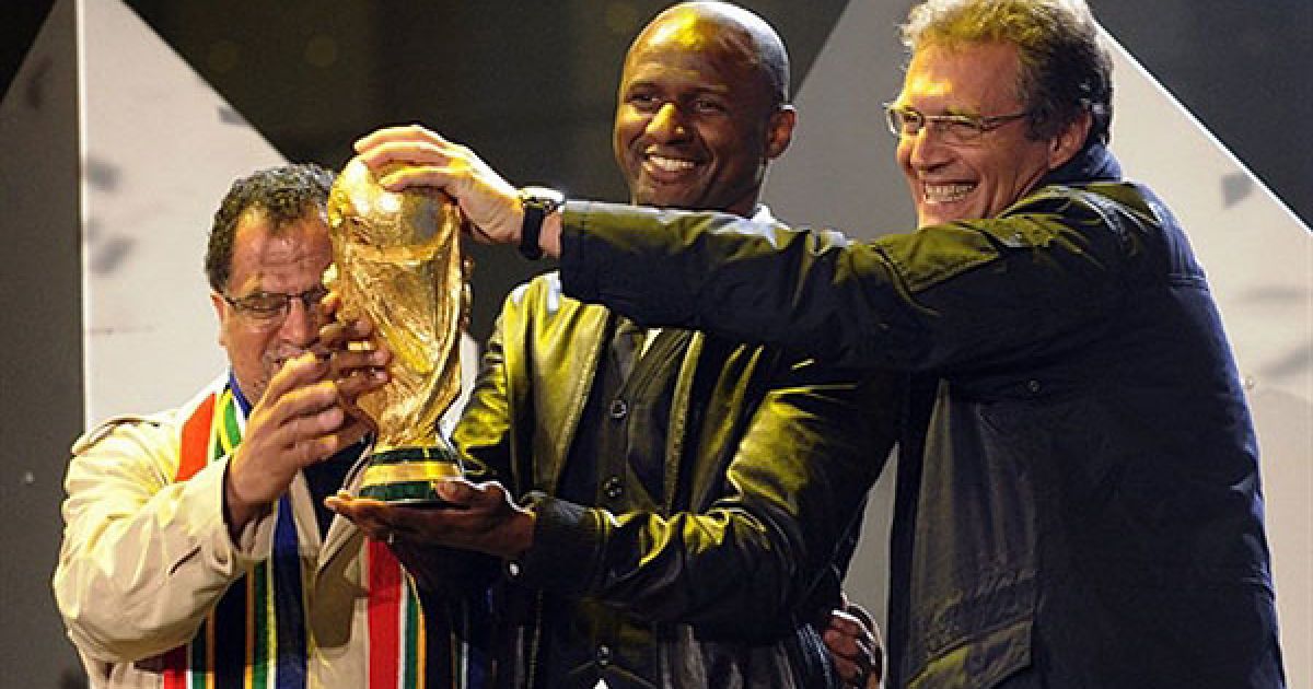 Колишній капітан збірної Франції Патрік Віейра, голова оргкомітету ЧС-2010 у ПАР Денні Джордаан і генеральний секретар ФІФА Жером Вальке тримають Кубок світу ФІФА / © AFP
