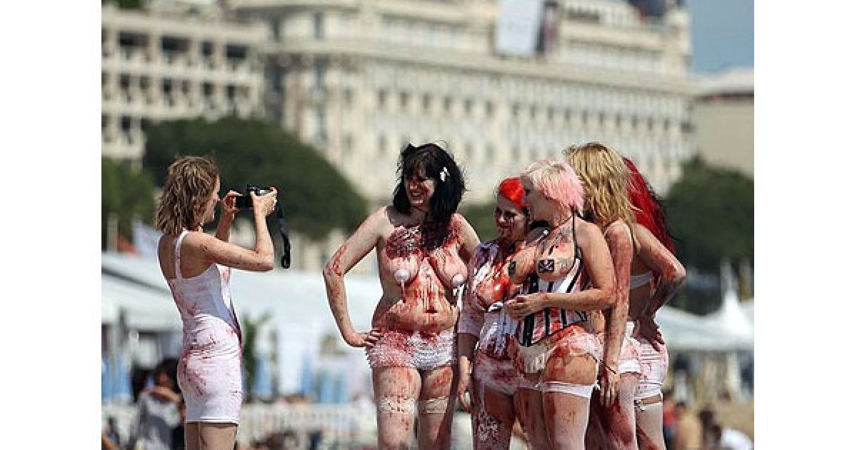 На Каннському пляжі відбулась фотосесія-презентація британського фільму "Зомбі-жінки Сатани" / © Getty Images/Fotobank