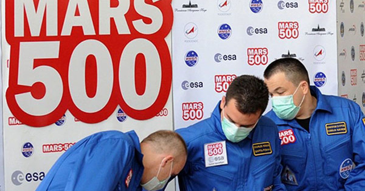 Росія, Москва. Члени екіпажу "Марс-500" Олексій Сітєв (Росія), Ромен Чарльз (Франція) і Сухроб Камолов (Росія) під час прес-конференції у Москві. Розпочався міжнародний експеримент з моделювання польоту на Червону планету "Марс-500", в рамках якого шість добровольців проведуть 520 діб в ізоляції від зовнішнього світу, виконуючи обов&#039;язки команди міжпланетного космічного корабля. / © AFP