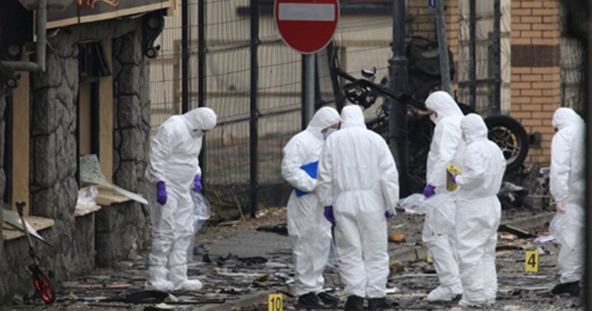 Експерти оглядаються місце вибуху автомобіля поблизу поліцейської дільниці у Армі, Північна Ірландія. Прем’єр-міністр Північної Ірландії назвав цей вибух "атакою боягузів". / © AFP