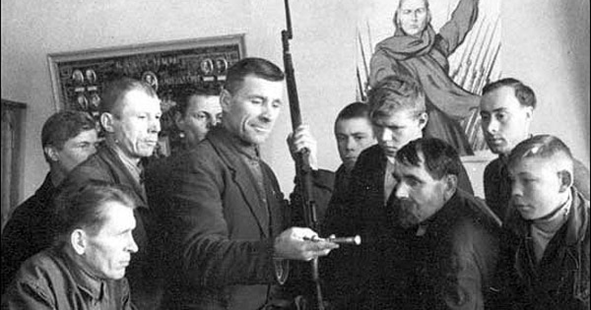 Ополченці-колгоспники артелі "Червоний маяк" Горьковської області на заняттях з військової підготовки, червень 1941 року. Радянський Союз зазнав найбільших людських втрат у Другій світовій війні, за весь час війни було мобілізовано 29,5 мільйона осіб.