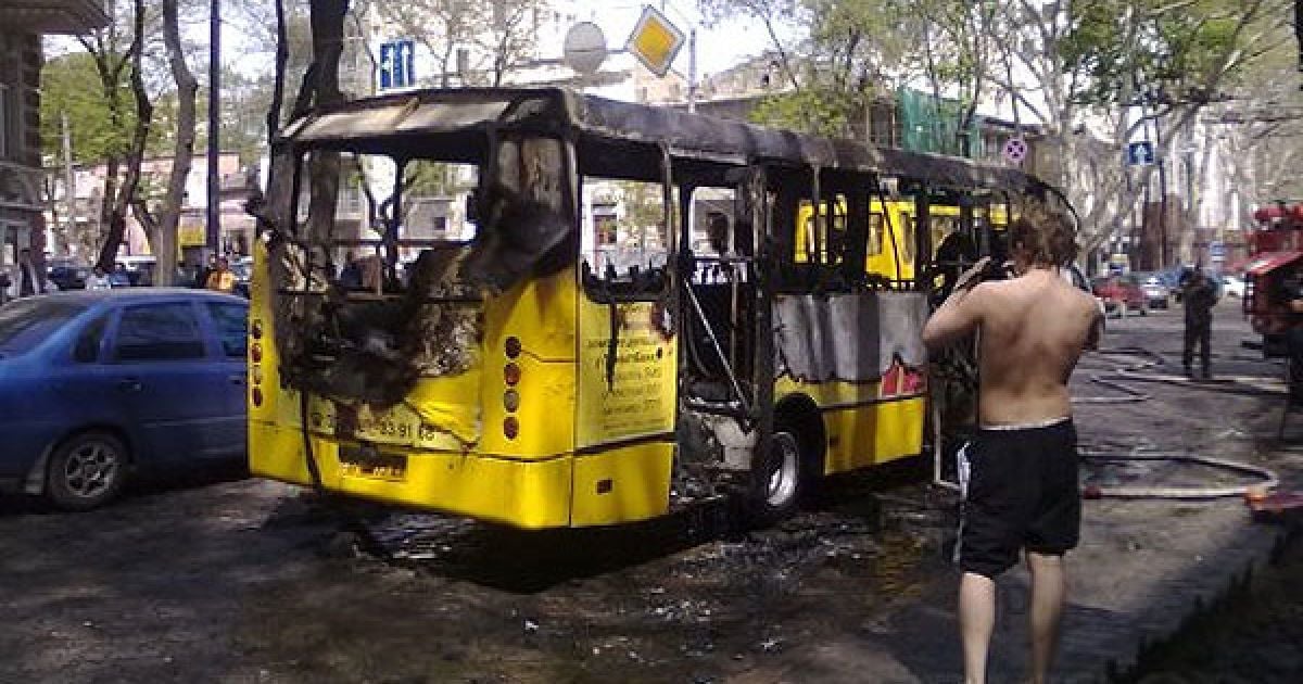5 травня в центрі Одеси під час руху загорілося маршрутне таксі "Богдан" з пасажирами. / © revisor.od.ua