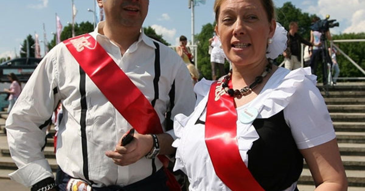 Кіркоров у шкільній формі саджав дерева / © LifeShowbiz