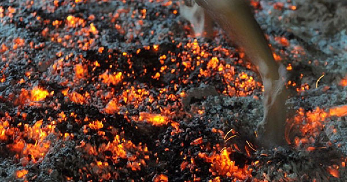 Парагвай, Асунсьйон. Людина йде по вугіллю під час святкування Ночі Йоанна Хрестителя. / © AFP