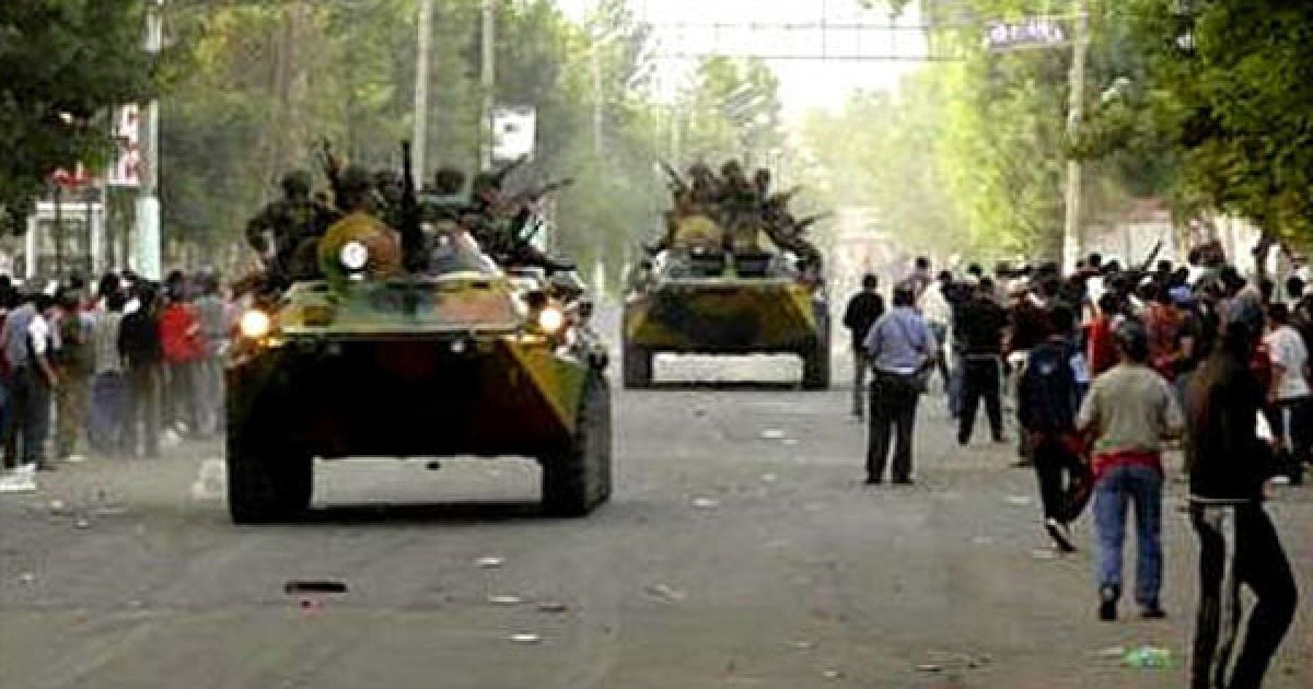 У місто були введені війська і посилені сили міліції, проте обстановка в Оші продовжує залишатися напруженою. / © 24.kg