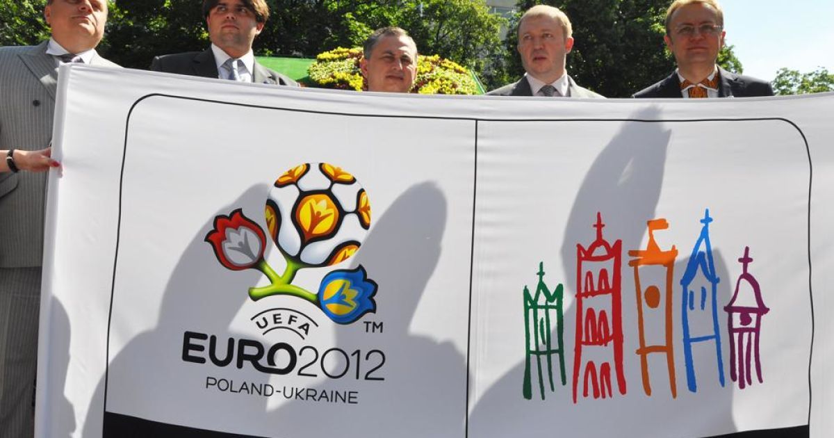 Зображення будинків на логотипі Львова до Євро-2012 виконані у зеленому, червоному, помаранчевому, синьому та фіолетовому кольорах. / © ZAXID.NET