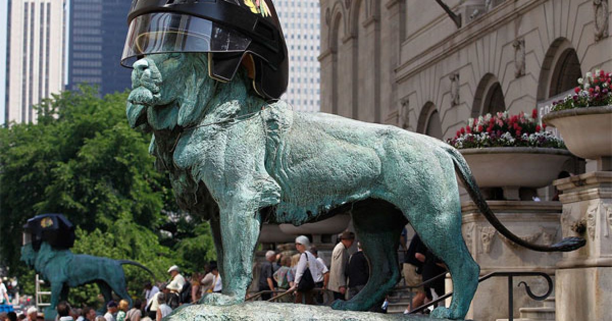 США, Чикаго. На скульптури левів, встановлені перед Художнім інститутом у Чикаго, одягли шоломи. У Чикаго пройшли масові святкування з нагоди виходу команди "Блекхокс" у фінал Кубка Стенлі.