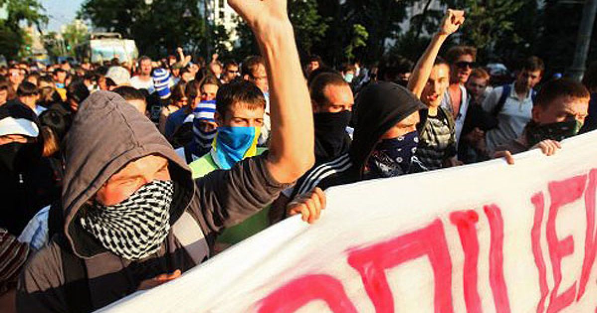Організатори акції протесту вимагали "очистити лави міліції від садистів, які нехтують Конституцією та законами України". / © УНІАН