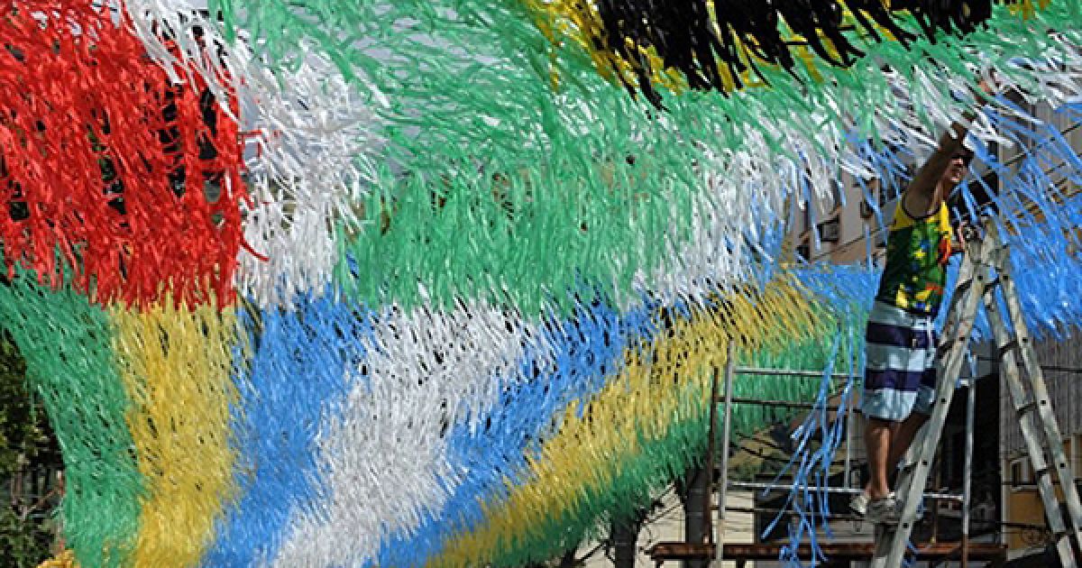 3.06. Один з мешканців Ріо-де-Жанейро прикрасив вулицю, де він живе, у кольори національної збірної з футболу на честь початку Чемпіонату Світу з футболу 2010 року. Чемпіонат, який цього року відбудеться у ПАР, розпочнеться 10 червня. / © AFP