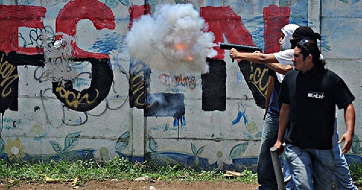 Нікарагуа, Манагуа. Студенти стріляють з саморобних мінометів у іншу групу студентів Національного автономного університету Нікарагуа. Сотні студентів НАУН взяли участь у збройному конфлікті через розбіжності під час виборів керівництва університету. / © AFP