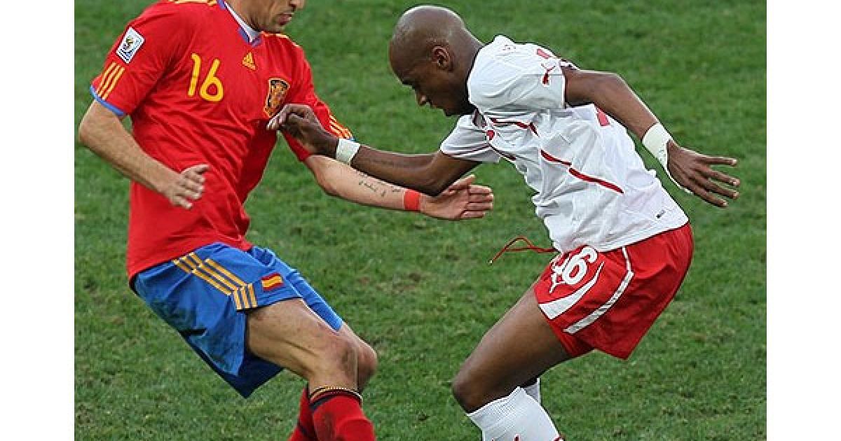 Боротьба за м'яч між Серхіо і Желсоном Фернандесом / © Getty Images/Fotobank