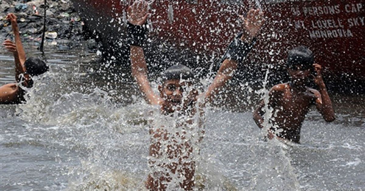 Діти купаються у бухті у Карачі. Метеорологічне бюро Пакистану прогнозує, що спека буде триматися ще кілька тижнів. / © AFP