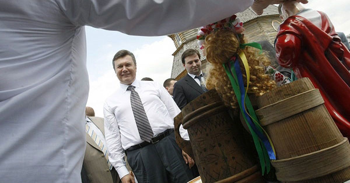 Спілкуючись на острові Хортиця з представниками козацтва, Янукович заявив, що найближчим часом в Україні буде прийнято закон про козацтво. / © Украинское Фото