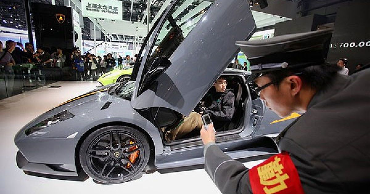 Співробітник служби безпеки фотографує відвідувача у Lamborghini Murcielago LP 670-4 Super Veloce China Limited Edition / © Getty Images/Fotobank