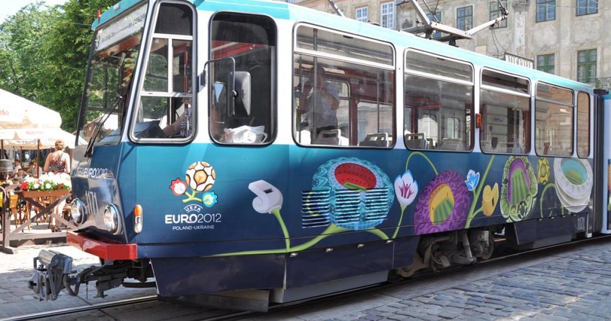 У Львові розпочав курсувати трамвай Євро-2012. Дизайн трамваю розробляла дизайнерська група УЄФА, оформлення виконано у кольорах турніру, а увесь корпус прикрашено символікою чемпіонату. / © ZAXID.NET