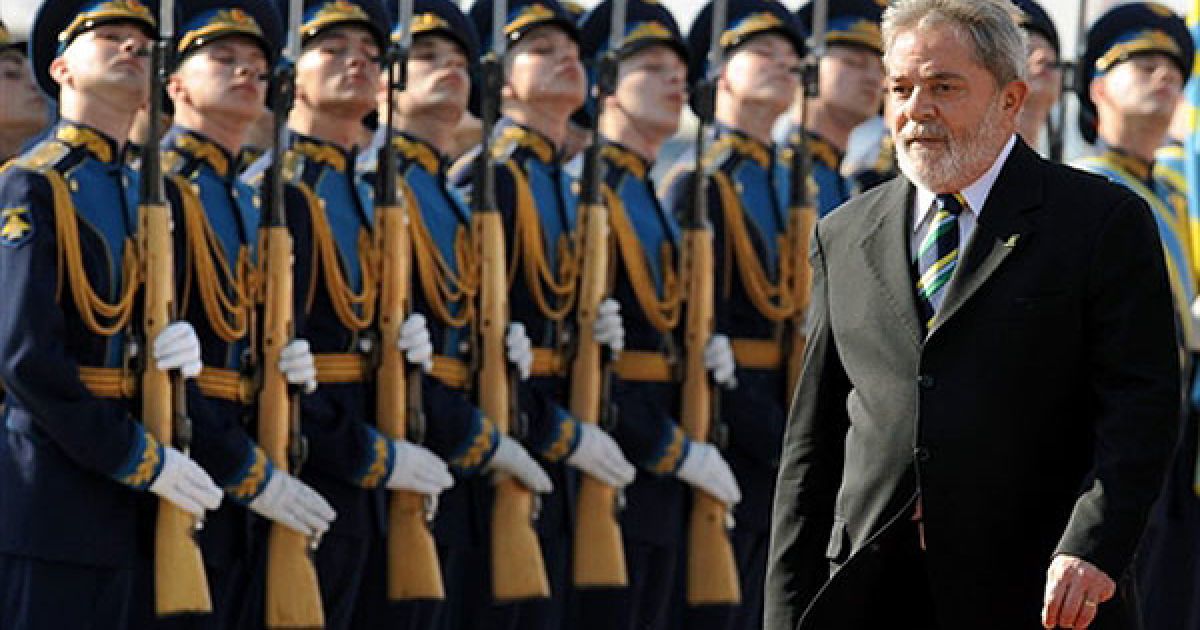 Росія, Москва. Президент Бразилії Луїс Інасіо Лула да Сільва проходить повз почесну варту в урядовому аеропорту Внуково. Глава Бразилії прибув до Росії з дводенним офіційним візитом. / © AFP