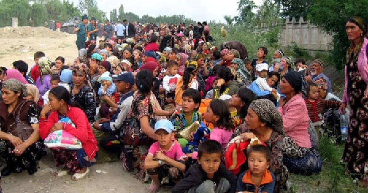 На кордоні з Узбекистаном зібрався великий потік біженців, які намагаються залишити Киргизію, рятуючись погромів і грабежів. За останніми даними, кордон перейшло вже більше 75 тисяч людей, в основному жінки та діти. / © Getty Images/Fotobank