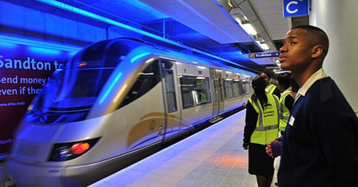 Південна Африка, Йоганнесбург. Пасажири чекають на новий високошвидкісний потяг "Gautrain" на станції першої високошвидкісної залізничної лінії у Африці. Французька компанія "Bouygues" заявляє, що перша частина залізниці, яка зв'яже міжнародний аеропорт "OR Tambo" і передмістя Йоганнесбурга Сандтон, відкриється вчасно. Високошвидкісний експрес "Gautrain" у середині 2011 року має почати регулярні рейси між столицею ПАР Преторією та Йоганнесбургом. / © AFP