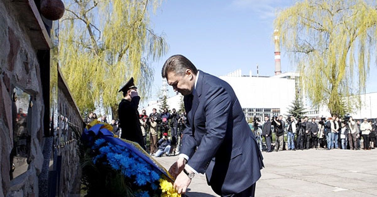 Віктор Янукович поклав квіти до пам’ятника загиблим ліквідаторам аварії на ЧАЕС. / © President.gov.ua