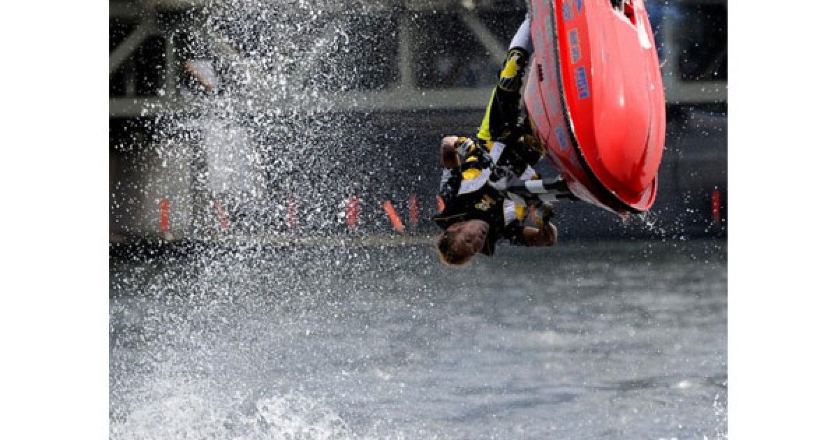 Японія. Колишній чемпіон світу Масао Фуджисава виконує трюки на водному  мотоциклі під час річкового фестивалю у  Токіо.