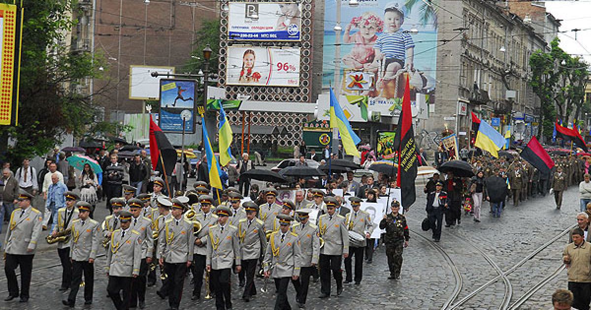 Закінчилося святкування у центрі міста, біля пам&rsquo;ятника Шевченка, де відбувся багатотисячний мітинг. / © zik.com.ua