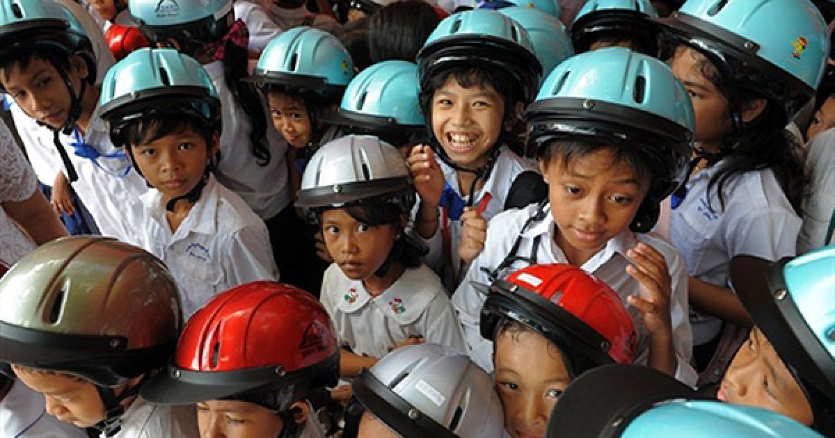 Пномпень. Школярі одягнули захисні шоломи під час уроку з цивільної безпеки. Камбоджа обіймає перше місце серед країн Південної Азії за кількістю ДТП. Щодня у ДТП тут гинуть 4 людини. / © AFP