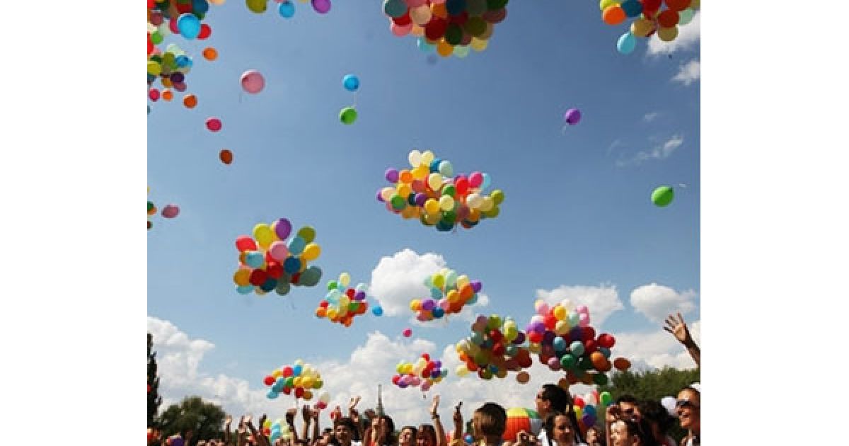 Повітряні кульку випустили у небо / © LifeShowbiz