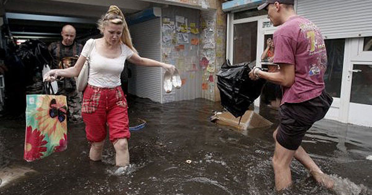 Вода затопила і підземний перехід біля станції. / © УНІАН