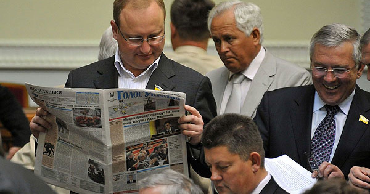 "Я прошу народних депутатів не так широко розгортати газети в сесійній залі, щоб народ бачив, як ми шалено піклуємося про їхні проблеми", - звернувся Литвин до депутатів. / © Офіційний сайт Верховної ради