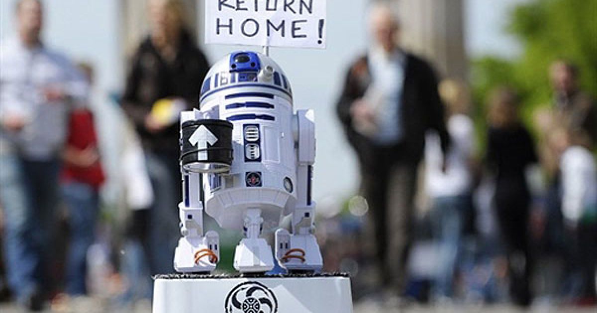 Німеччина, Берлін. Робот R2D2 із фільму "Зоряні війни" збирає гроші на дорогу додому перед Бранденбурзькими воротами в Берліні. / © AFP