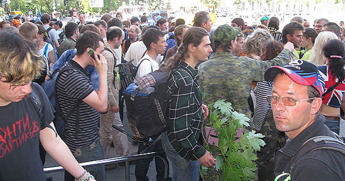 Активісти зібрали свої речі і відправилися пікетувати під харківську облраду. Вони закликали всіх, хто може, одягати зелені стрічки і приєднуватися до протесту проти вирубки парку. / © dozor.kharkov.ua