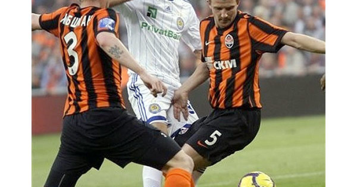 Хюбшман і Кучер ("Шахтар") відбирають м’яч у Нінковича ("Динамо") / © daylife.com