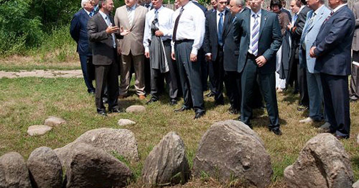 Перебуваючи сьогодні на острові Хортиця, глава держави ознайомився з об&rsquo;єктами Національного заповідника "Хортиця". / © УНІАН