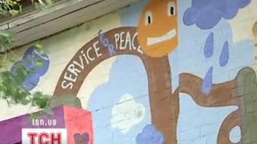 Новый красочный фасад Охматдета